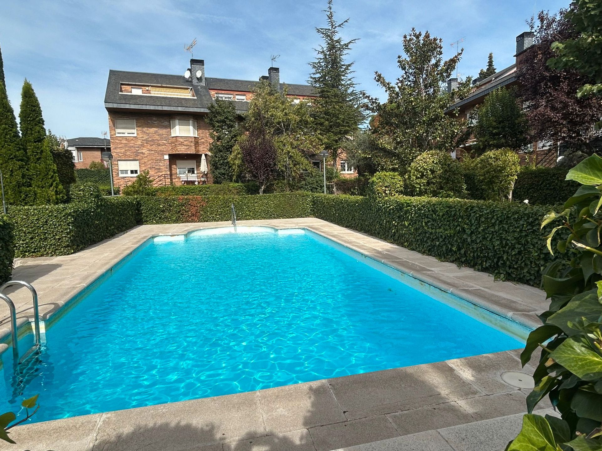 Piscina de Casa adosada en venda en Torrelodones amb Aire condicionat, Calefacció i Jardí privat