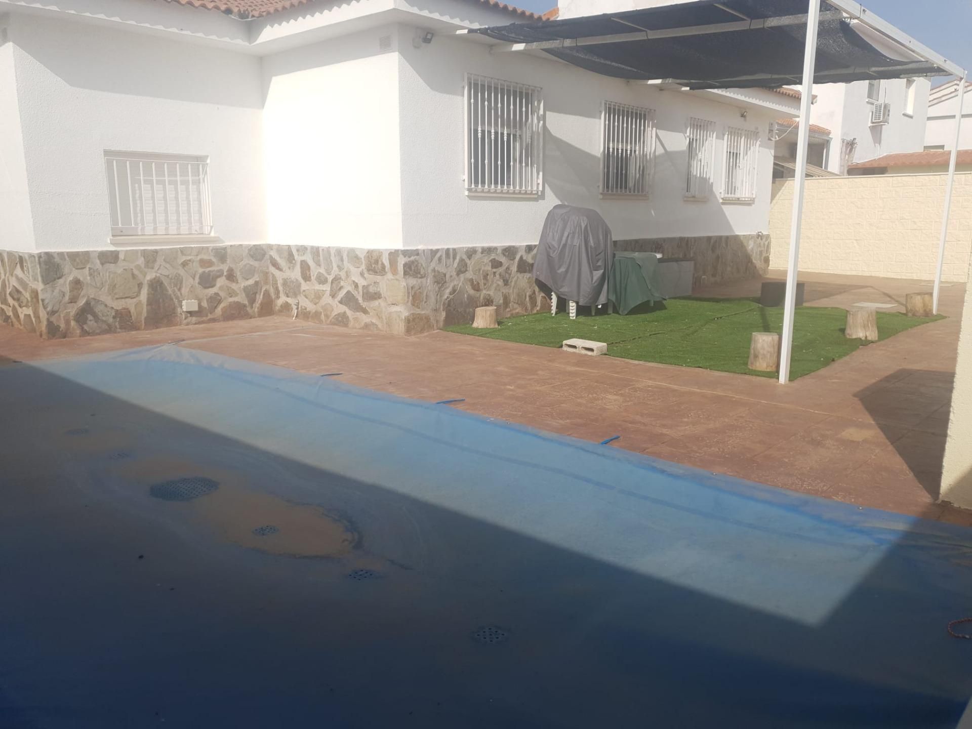 Piscina de Casa o xalet en venda en Carmena amb Aire condicionat, Calefacció i Jardí privat