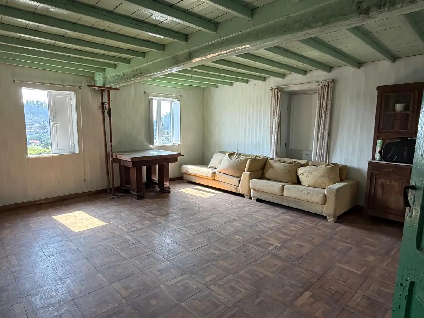 Sala d'estar de Casa adosada en venda en Marín amb Jardí privat