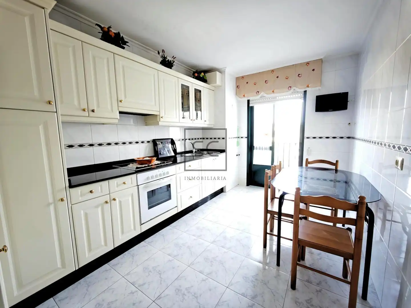Cocina de Piso en venta en Narón con Calefacción, Parquet y Trastero