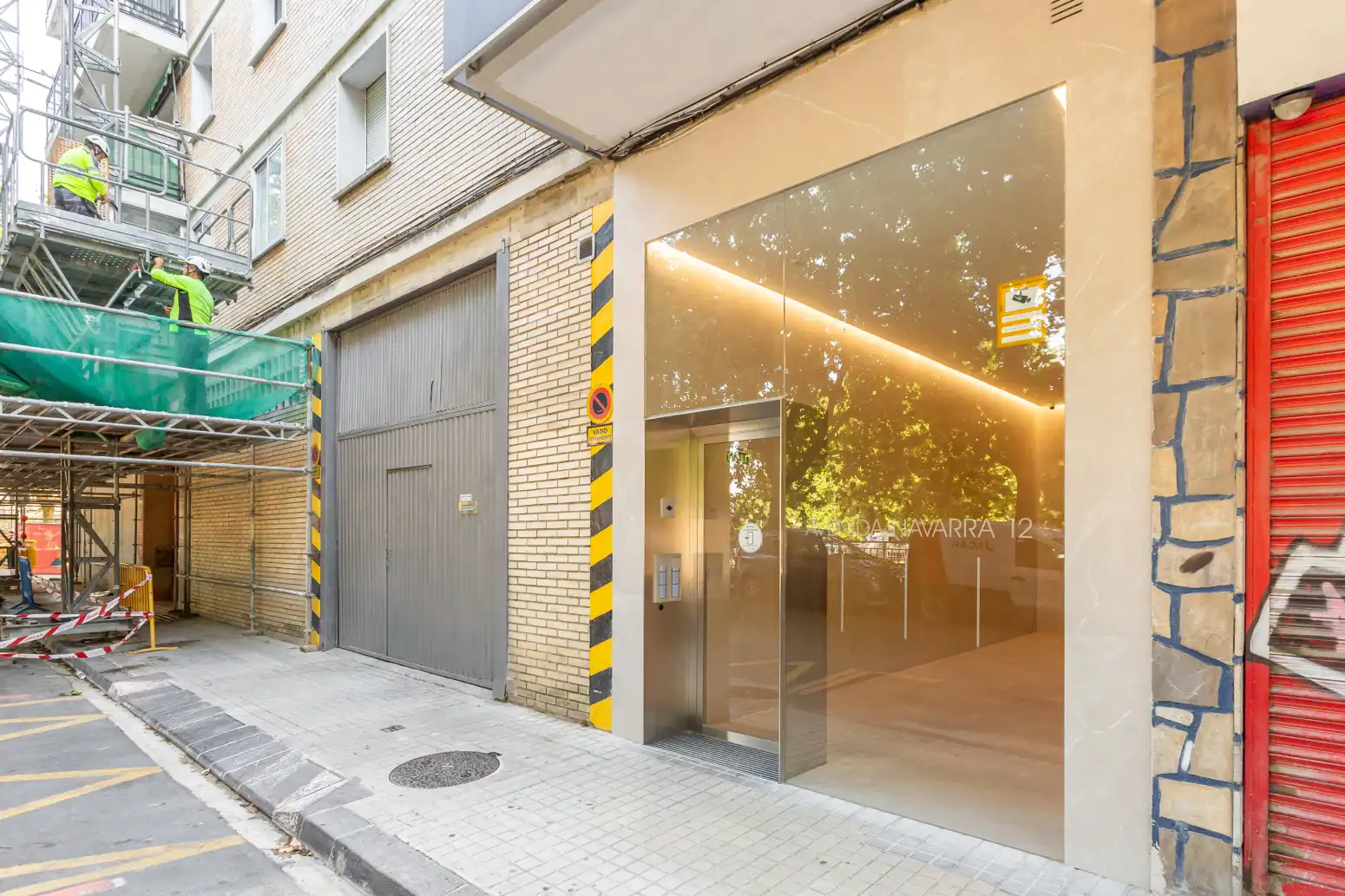 Außenansicht von Wohnung zum Verkauf in  Pamplona / Iruña mit Klimaanlage, Heizung und Parkett