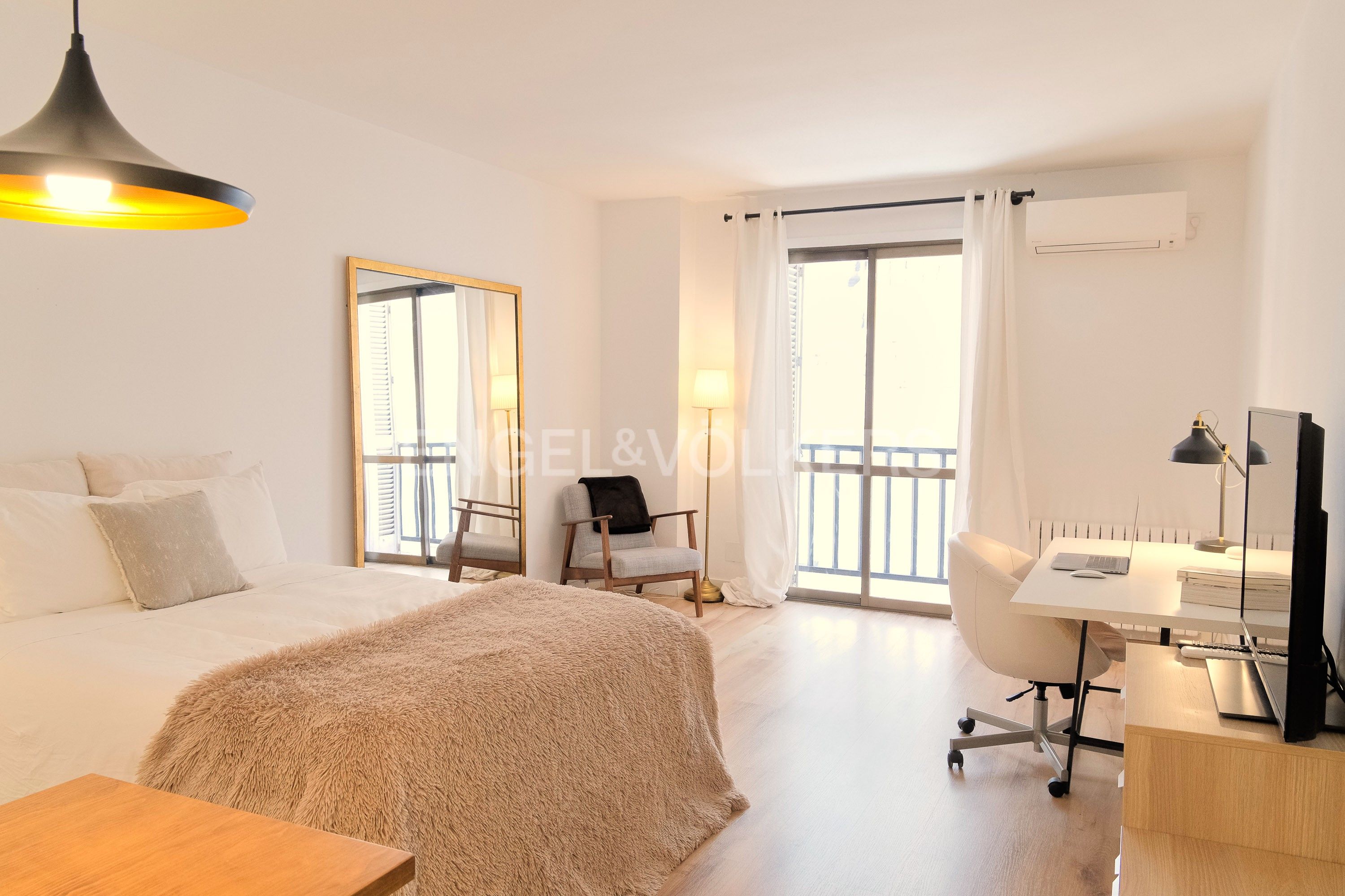 Habitación de Estudio de alquiler en  Madrid Capital con Aire acondicionado, Calefacción y Amueblado