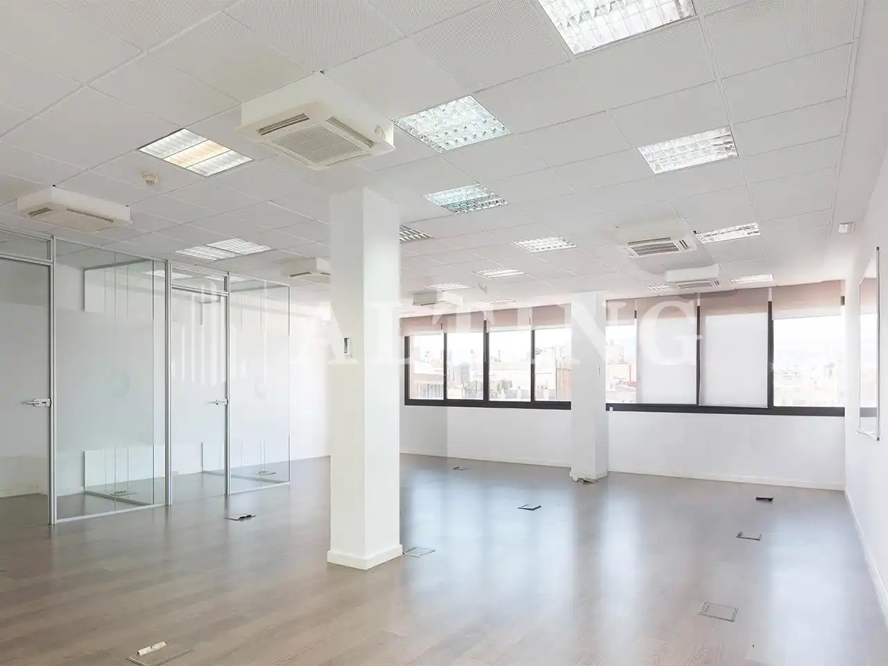 Office space with lift to rent in Gran Vía Corts Catalanes