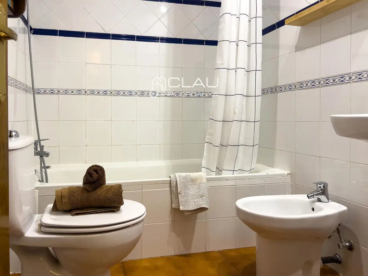 Badezimmer von Einfamilien-Reihenhaus zur Miete in Isòvol mit Heizung, Parkett und Terrasse