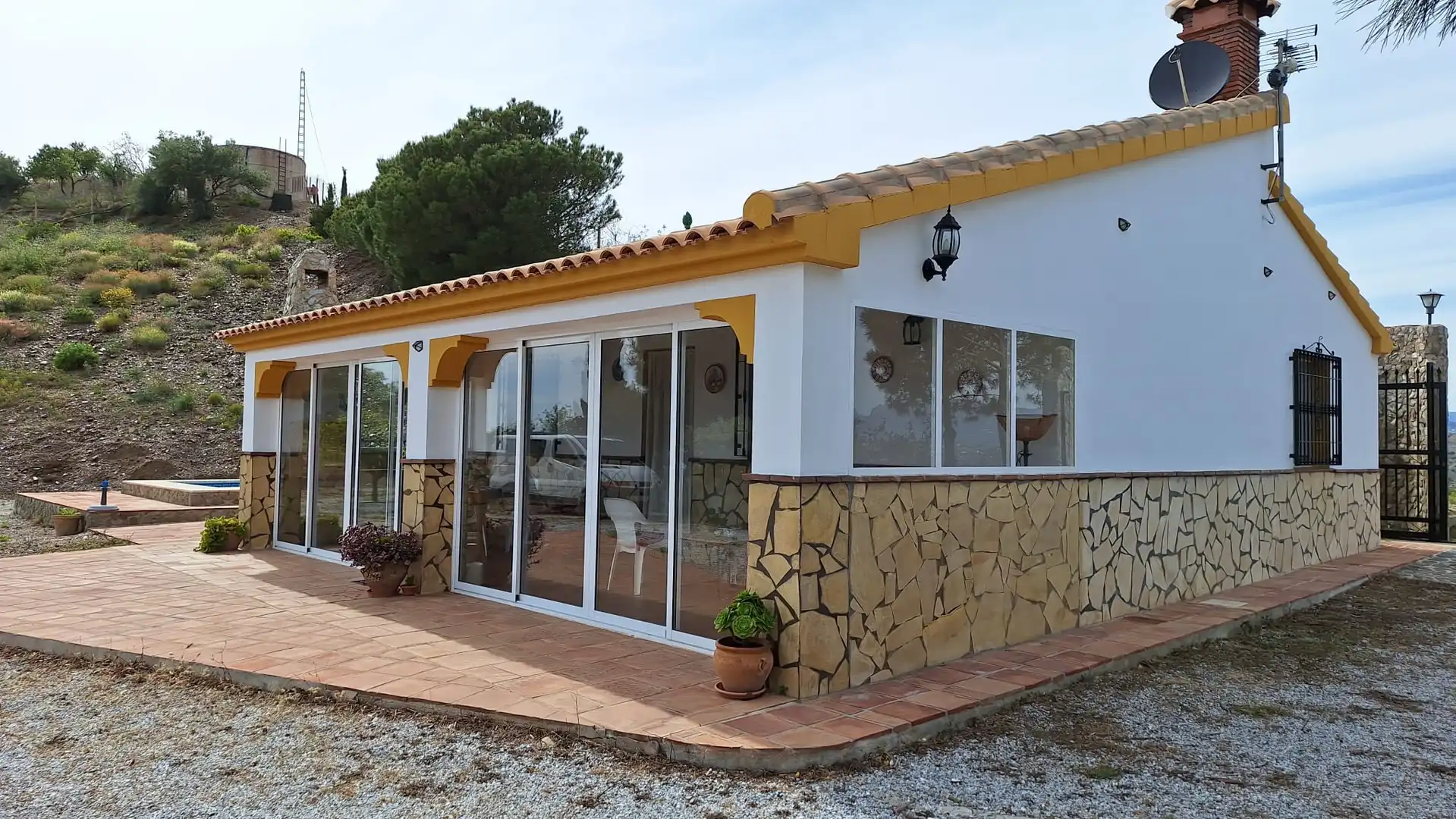 Außenansicht von Country house zur Miete in Vélez-Málaga mit Privatgarten, Terrasse und Schwimmbad