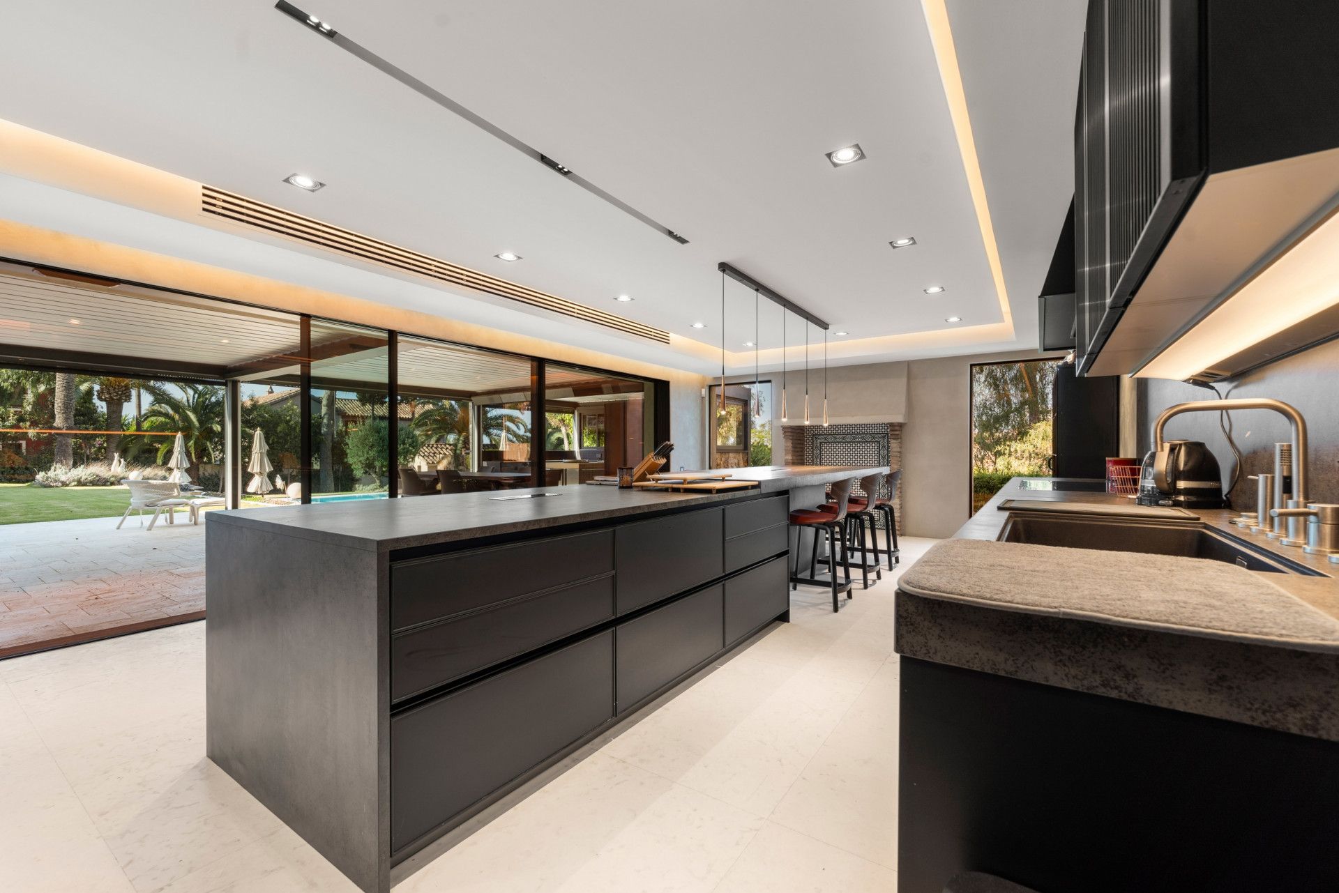 Cuina de Casa o xalet en venda en Marbella amb Aire condicionat, Jardí privat i Terrassa