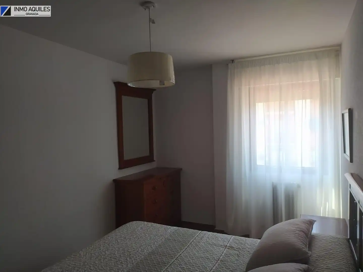 Dormitori de Apartament de lloguer en Granada amb Calefacció, Moblat i Balcó