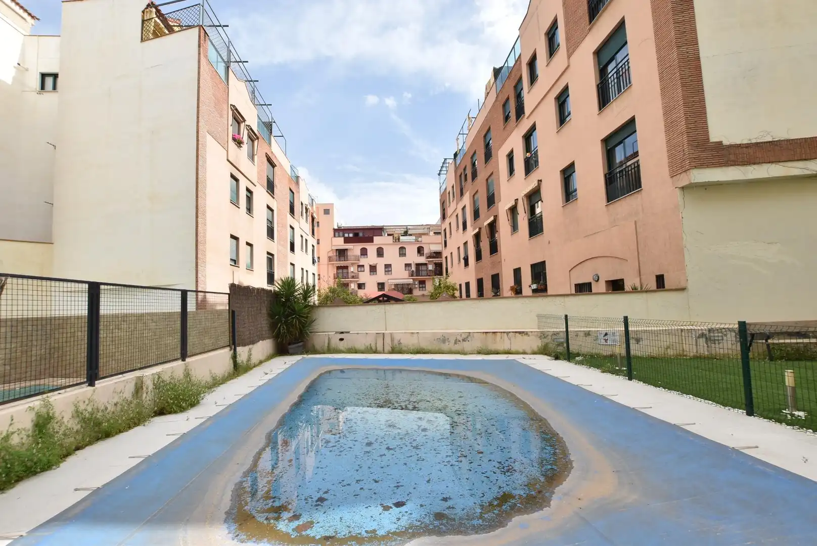 Swimming pool of Flat for rent in Granada  with Air Conditioner, Heating and Furnished