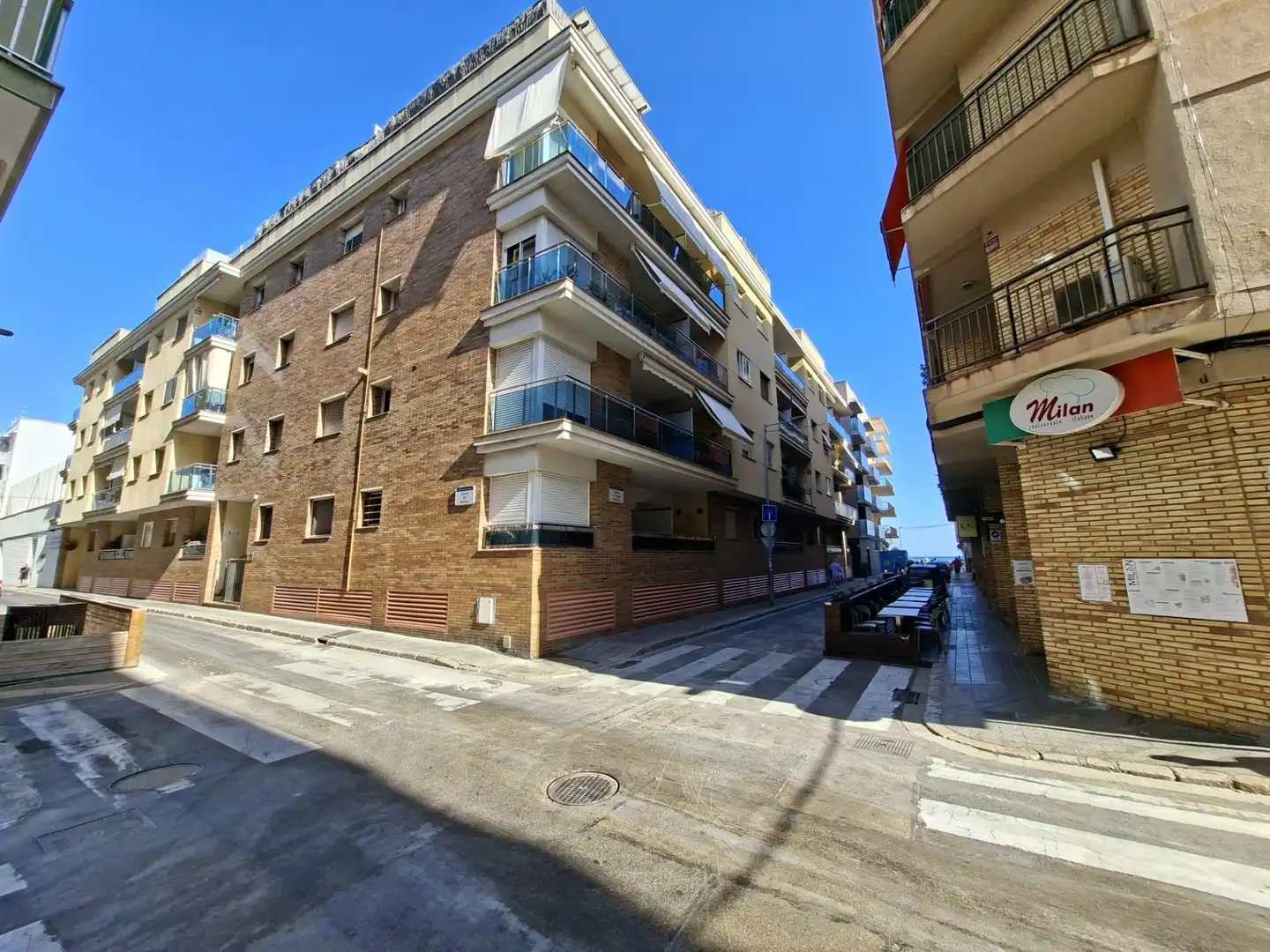 Außenansicht von Erdgeschoss zum Verkauf in Calafell mit Terrasse und Balkon