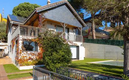 Vista exterior de Casa o xalet en venda en Alella amb Aire condicionat, Calefacció i Jardí privat