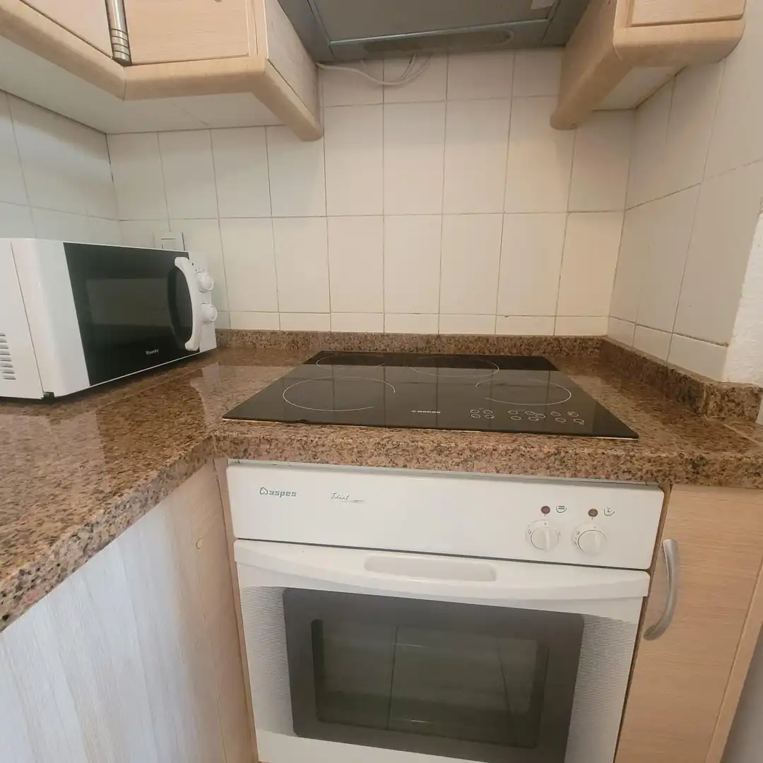 Cuina de Apartament de lloguer en Gandia amb Aire condicionat, Terrassa i Moblat