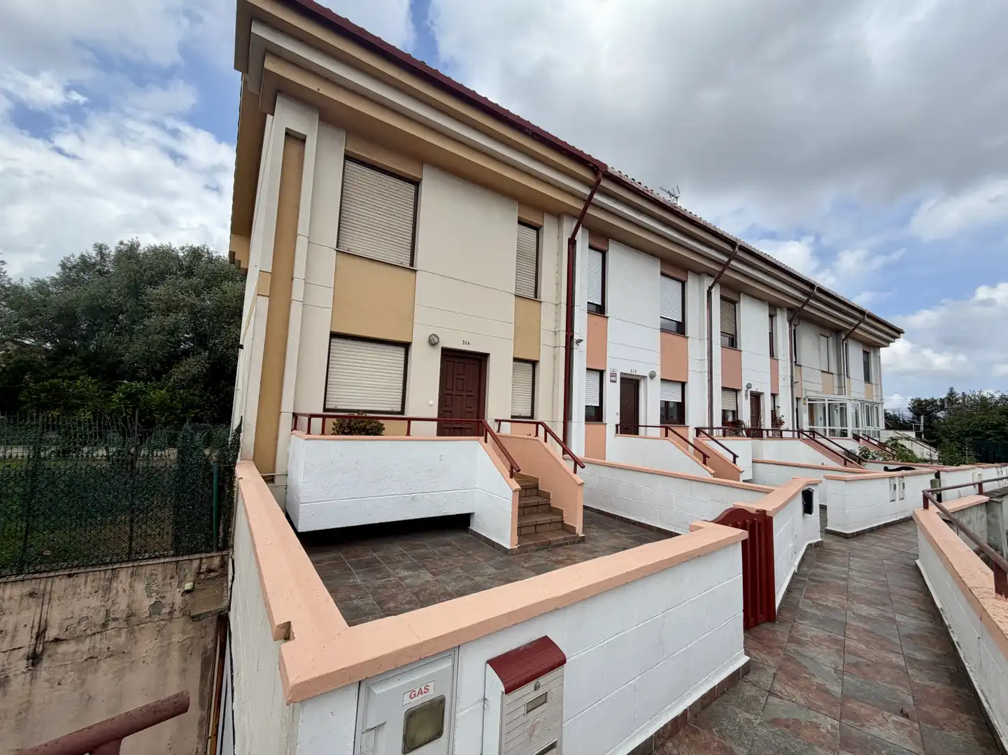 Außenansicht von Einfamilien-Reihenhaus zum Verkauf in Camargo mit Heizung, Privatgarten und Terrasse