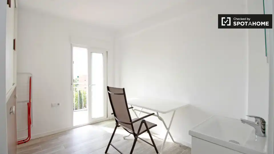 Room in La Verneda i la Pau