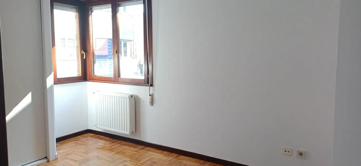 Habitación de Piso de alquiler en Gijón  con Calefacción, Trastero y Piscina