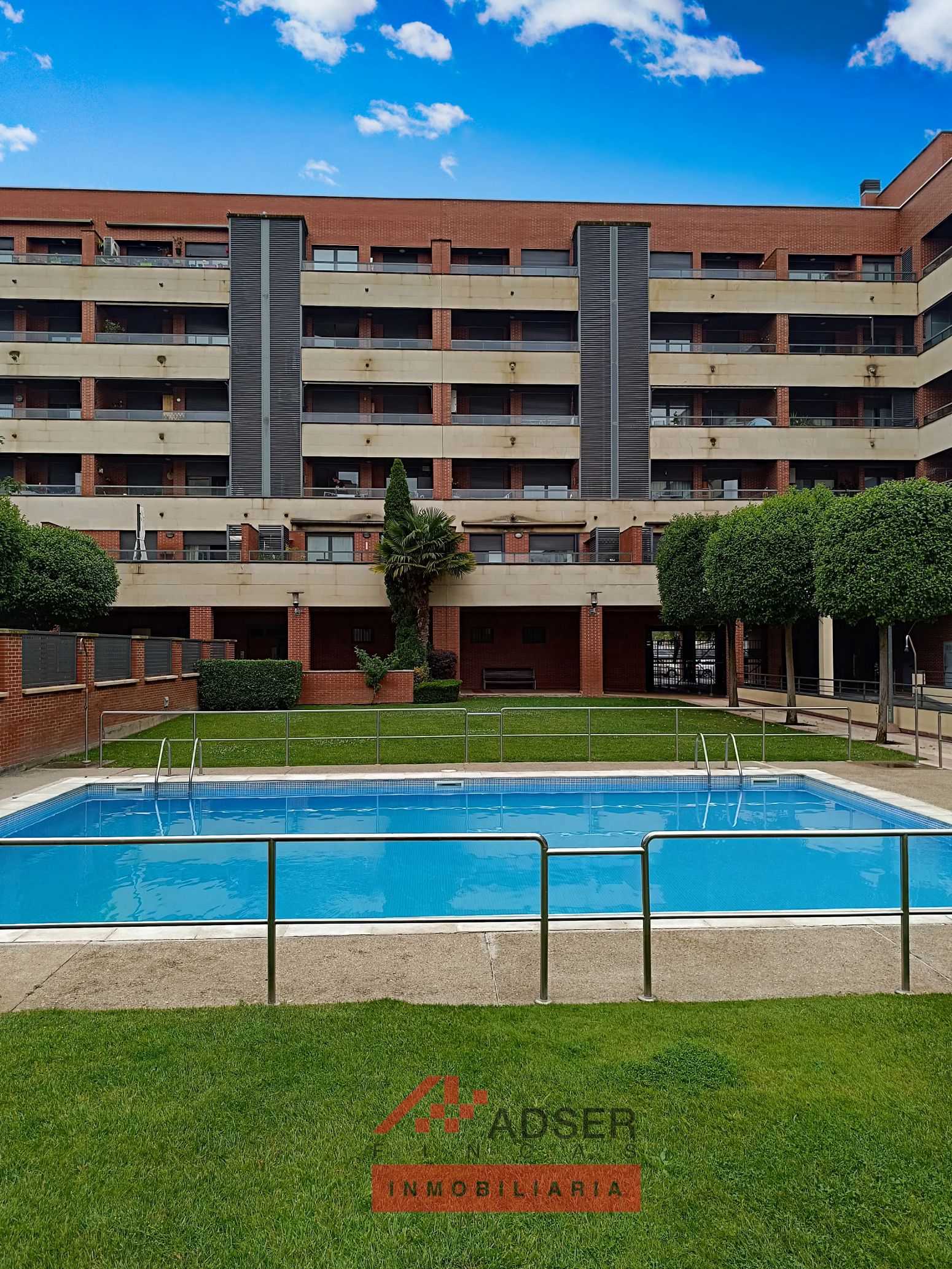 Piscina de Pis en venda en  Logroño amb Aire condicionat, Calefacció i Parquet