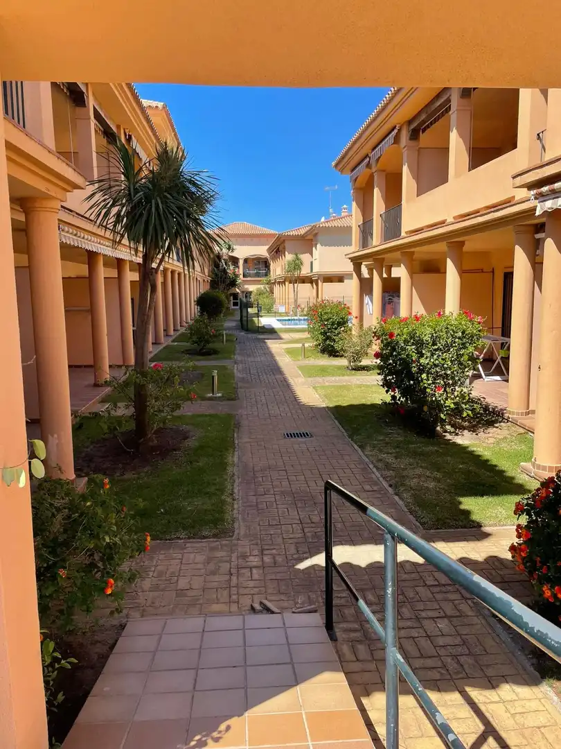 Vista exterior de Apartament en venda en Chiclana de la Frontera amb Jardí privat, Terrassa i Piscina comunitària