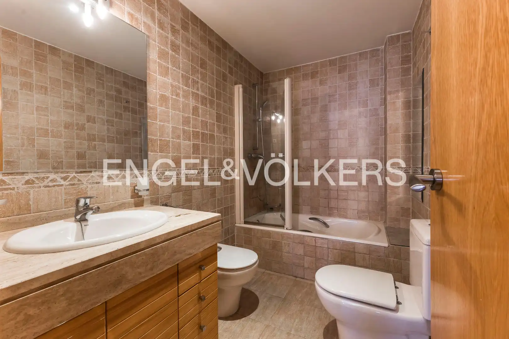 Bathroom of Flat for sale in Madrid  with Air Conditioner, Heating and Parquet flooring