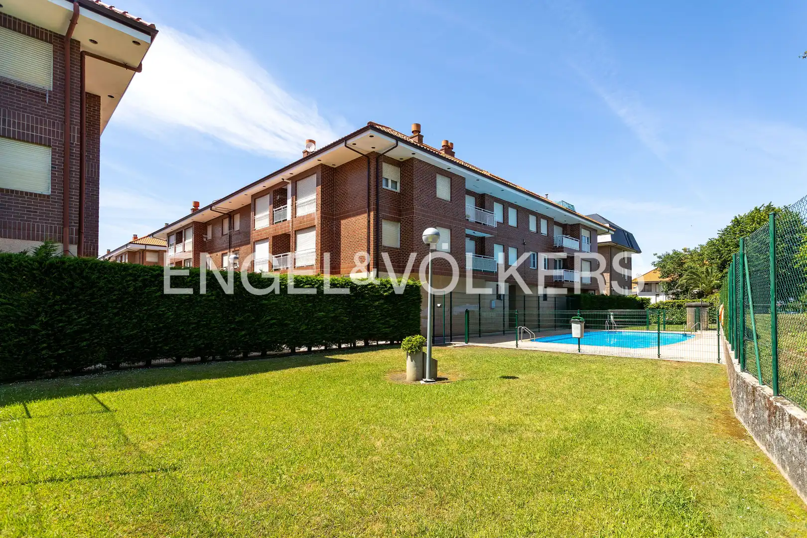 Außenansicht von Maisonette zum Verkauf in Bareyo mit Heizung, Terrasse und Schwimmbad