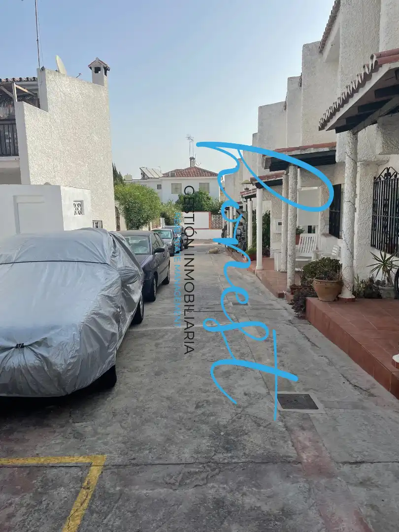 Vista exterior de Casa adosada en venda en Torremolinos amb Aire condicionat, Terrassa i Moblat