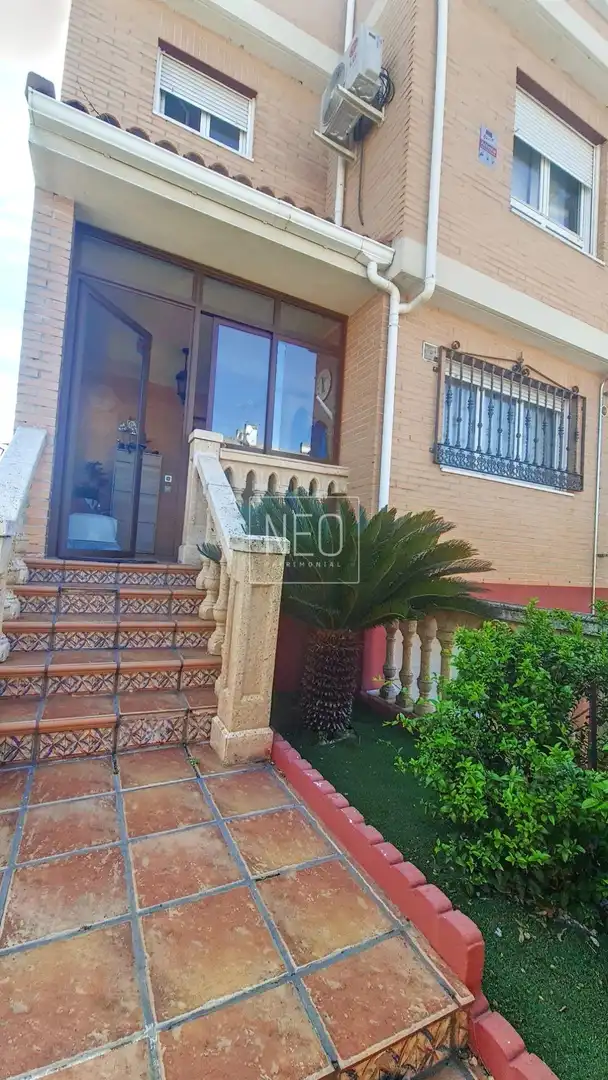 Vista exterior de Casa adosada en venta en Parla con Aire acondicionado, Calefacción y Balcón