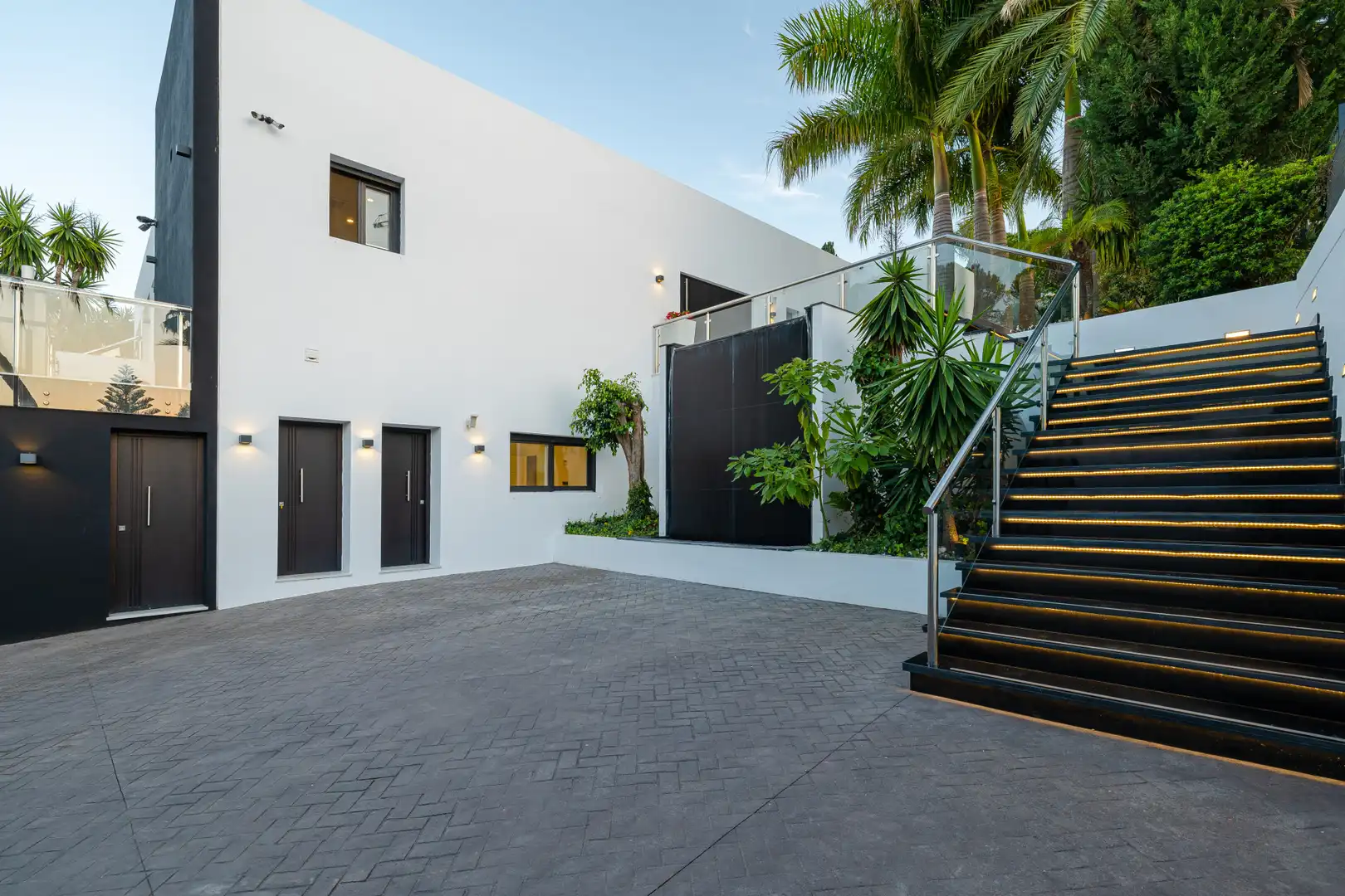 Vista exterior de Casa o xalet en venda en Nueva Andalucía
