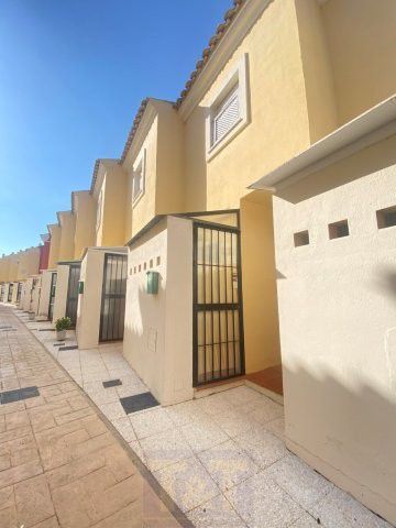 Vista exterior de Casa o xalet en venda en Islantilla amb Terrassa i Moblat