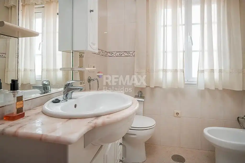 Bany de Casa o xalet en venda en A Pobra do Caramiñal amb Calefacció, Jardí privat i Parquet