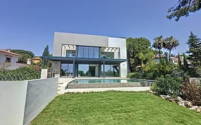 Vista exterior de Casa o xalet en venda en Marbella amb Aire condicionat, Terrassa i Piscina