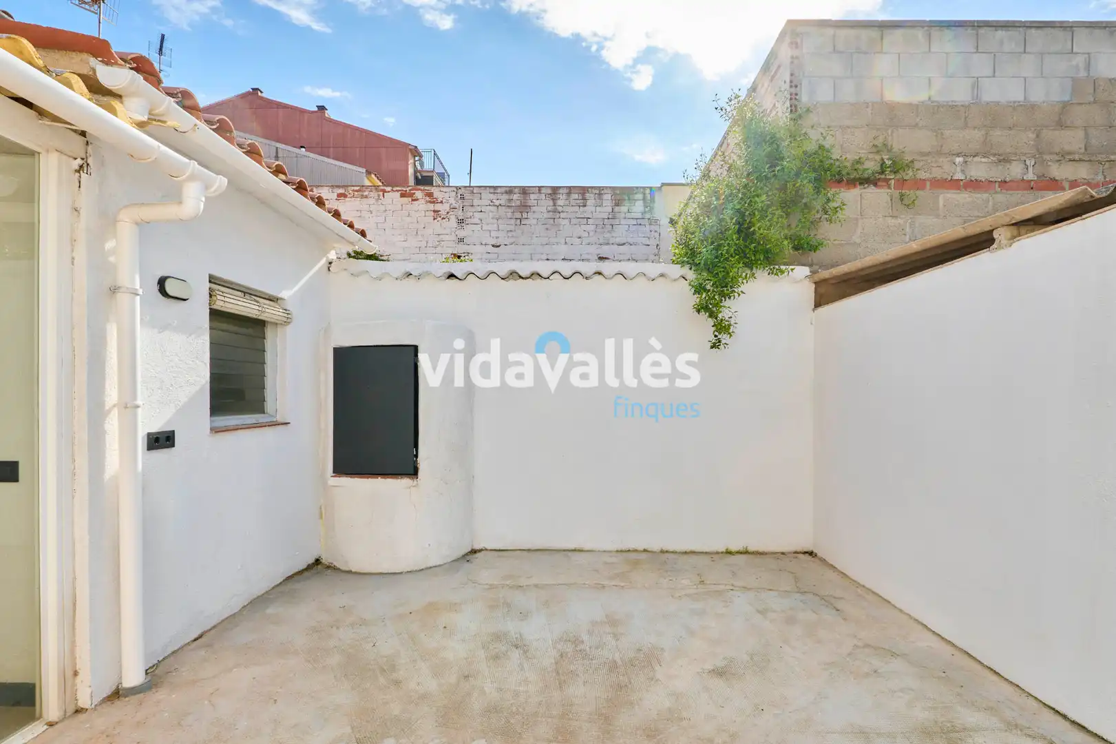 Vista exterior de Casa o xalet en venda en Llinars del Vallès amb Calefacció, Terrassa i Forn