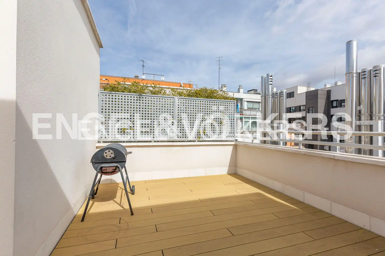 Terrassa de Àtic de lloguer en Madrid amb Aire condicionat, Calefacció i Jardí privat