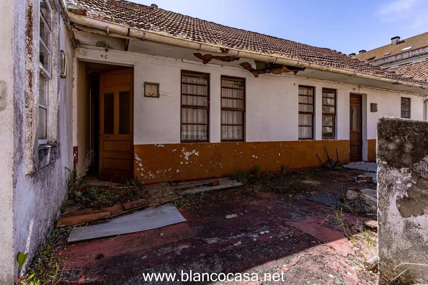 Vista exterior de Casa o xalet en venda en Carballo amb Jardí privat