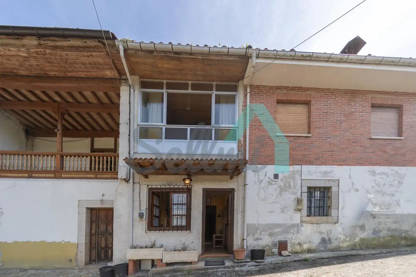 Außenansicht von Einfamilien-Reihenhaus zum Verkauf in Onís mit Heizung, Abstellraum und Balkon