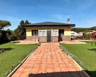 Vista exterior de Casa o xalet en venda en Vidreres amb Aire condicionat, Terrassa i Piscina