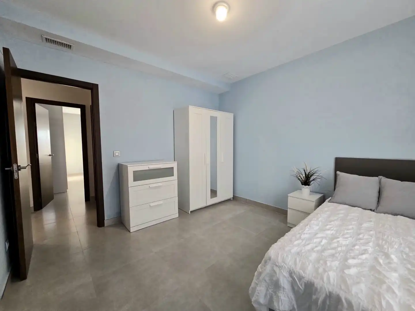 Habitación de Piso de alquiler en Sanlúcar la Mayor con Aire acondicionado, Amueblado y TV