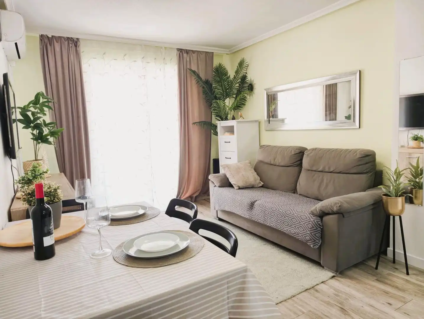 Living room of Apartments for sale in Cuenca  with Air Conditioner, Terrace and Furnished