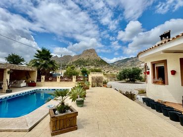 House with pool for sale in Figueret