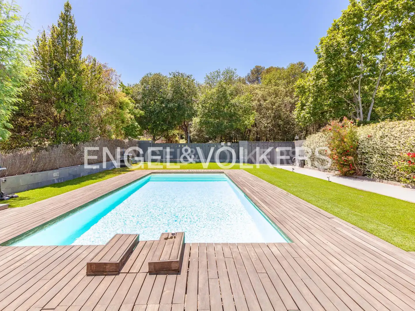 Swimming pool of Houses for sale in Sant Cugat del Vallès  with Air Conditioner, Heating and Private garden