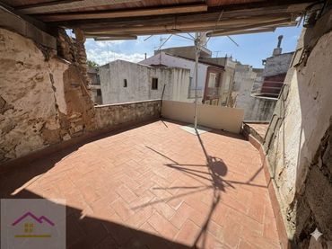 Casa con balcón en venta en Calle Plana La 5