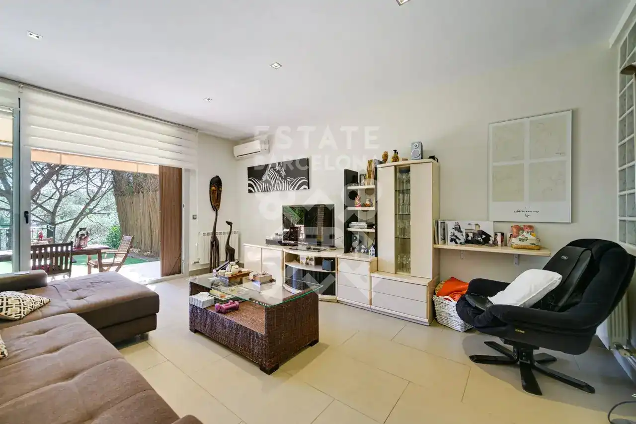 Wohnzimmer von Einfamilien-Reihenhaus zum Verkauf in Mataró mit Klimaanlage, Heizung und Terrasse