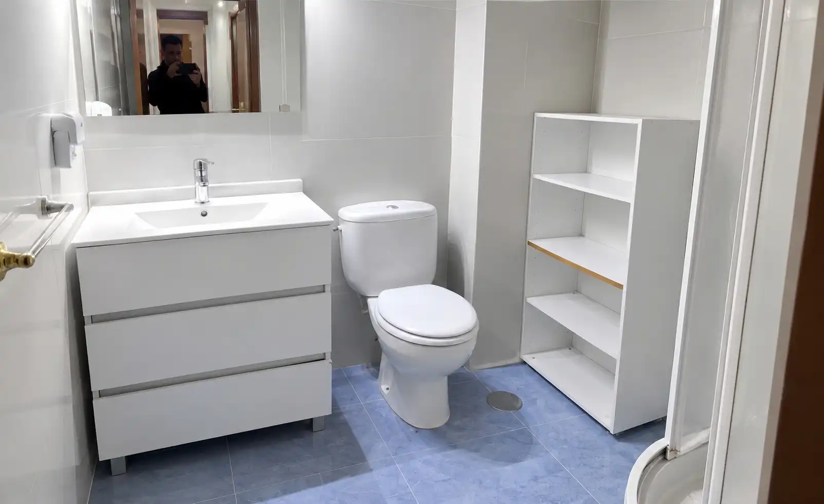 Baño de Piso en venta en Madrid con Calefacción, Terraza y Alarma