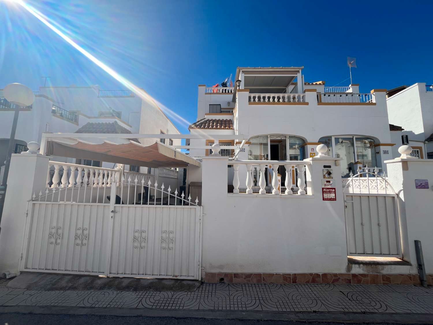 Vista exterior de Casa o xalet en venda en Orihuela amb Aire condicionat, Traster i Piscina
