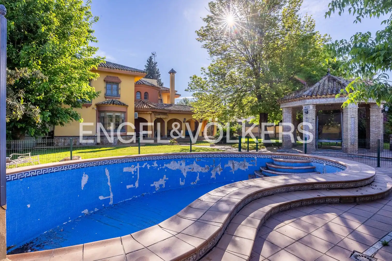Swimming pool of Houses for sale in Sevilla  with Air Conditioner, Heating and Private garden