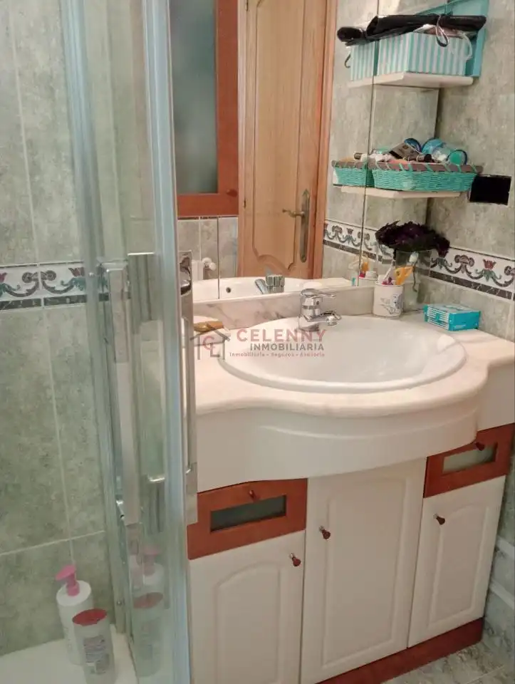 Bathroom of Houses for sale in Toén  with Heating, Private garden and Terrace