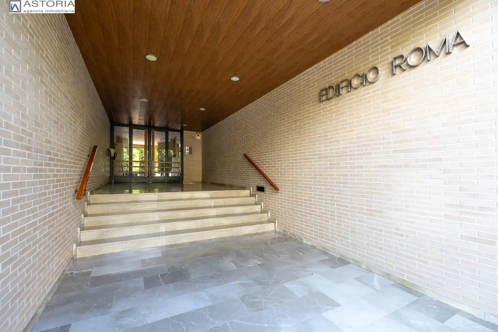 Ático en venta en Granada con Calefacción, Terraza y Trastero