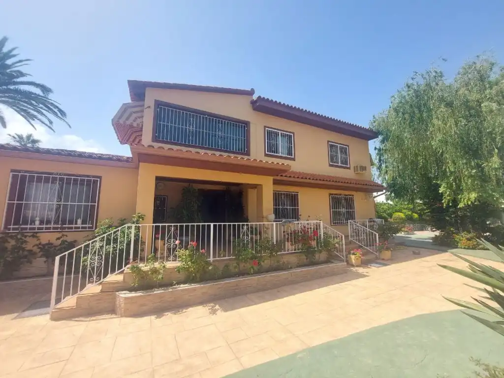 Casa con terraza en venta en Pueblo - Urbanizaciones, imagen 2