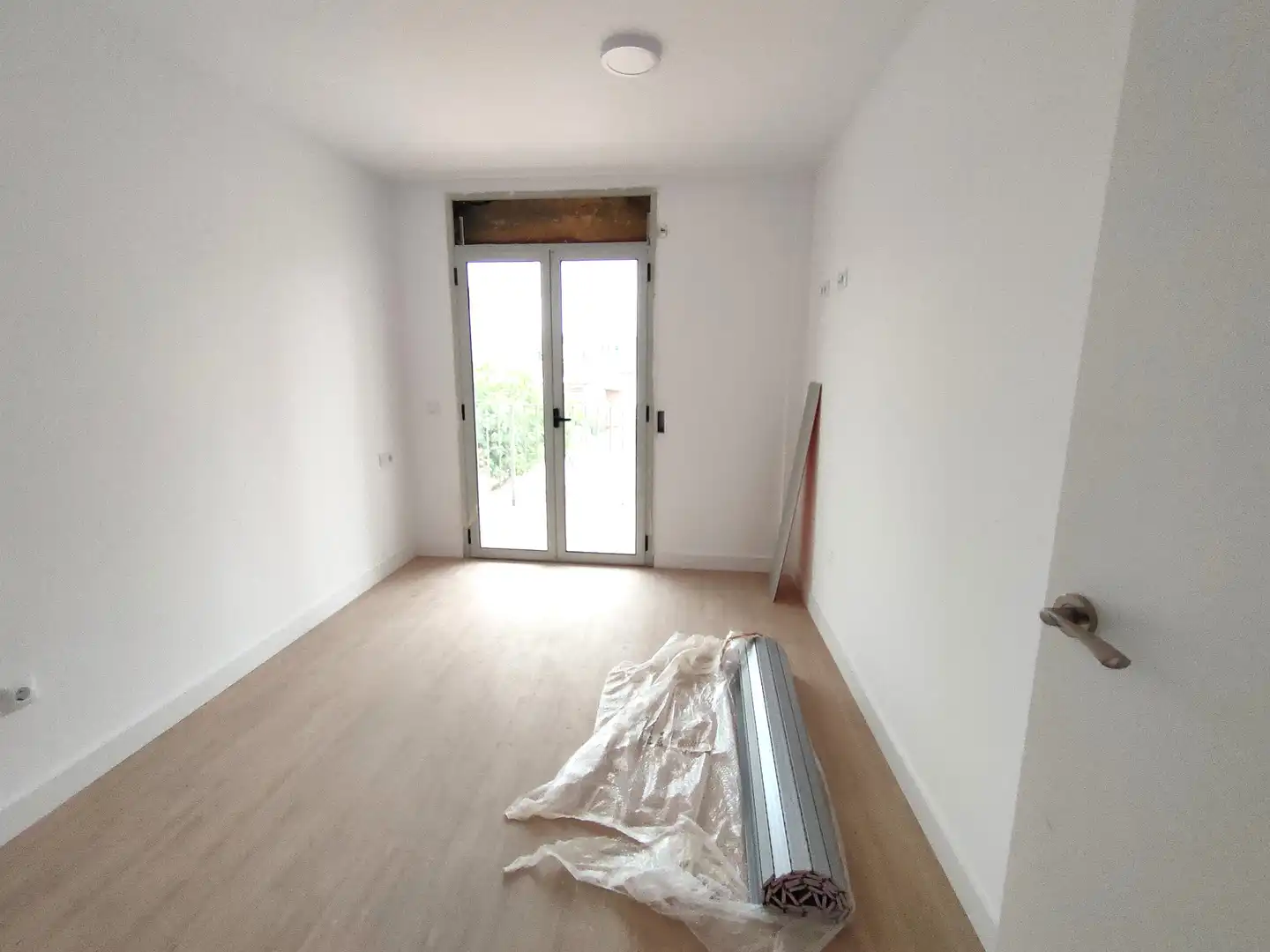 Schlafzimmer von Wohnung zum Verkauf in Salt mit Klimaanlage, Heizung und Parkett