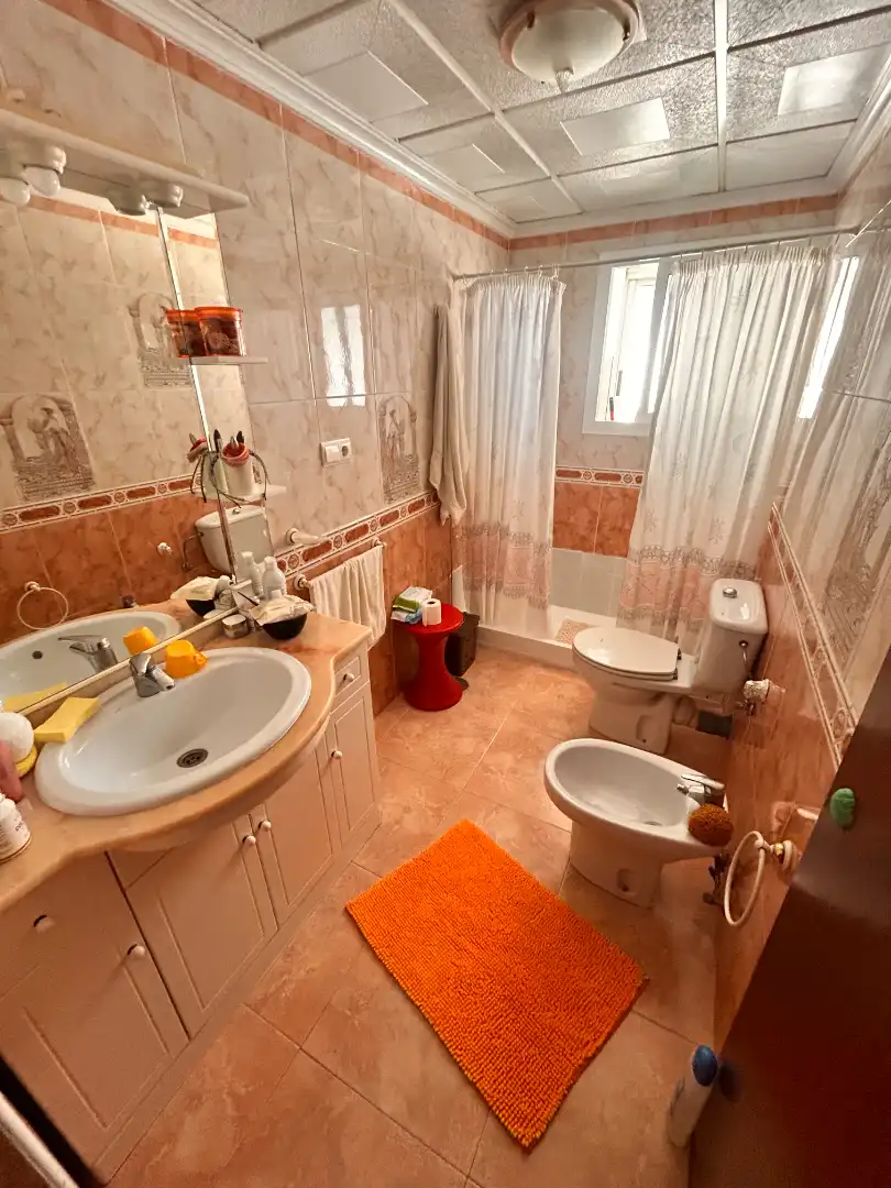 Baño de Piso en venta en Alicante / Alacant con Aire acondicionado, Amueblado y Balcón