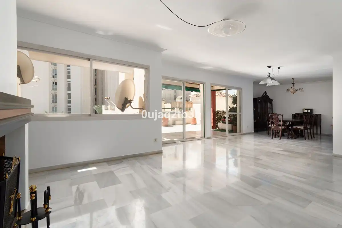 Sala d'estar de Pis en venda en Marbella amb Aire condicionat, Terrassa i Traster