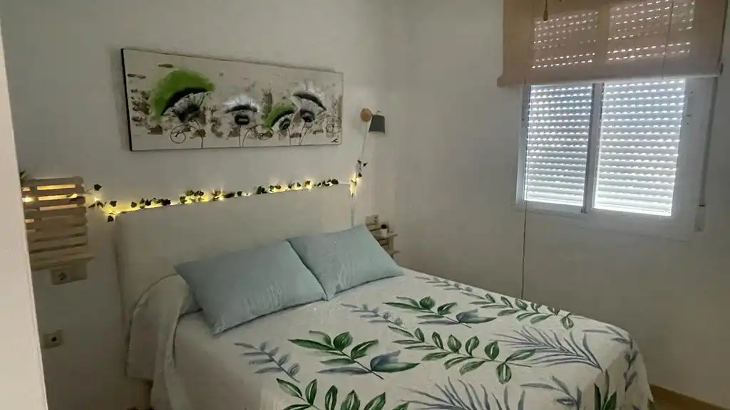 Schlafzimmer von Dachboden zum Verkauf in Pulpí mit Klimaanlage, Heizung und Privatgarten