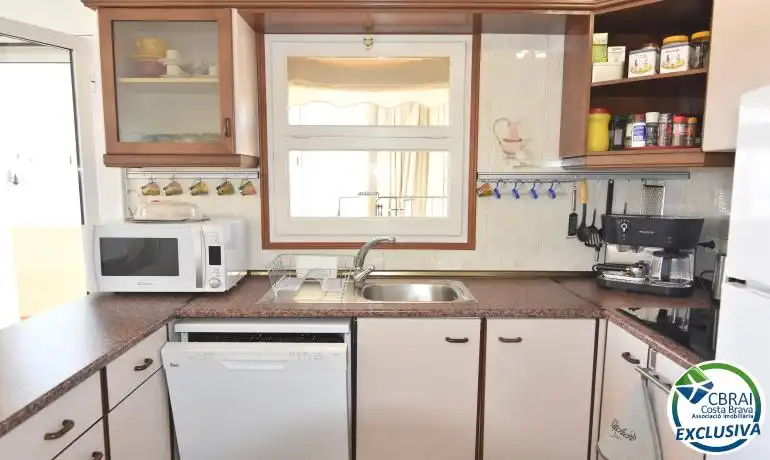 Cuina de Apartament en venda en Roses amb Traster i Moblat